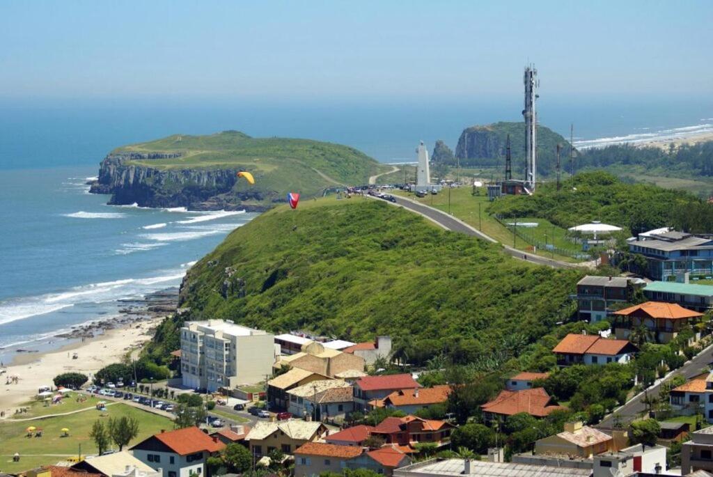 הוילה Casa De 2 Quartos Com 2 Ares-Condicionados Em Torres-Rs - Na Mais Bela Praia Gaucha - Cozinha - Banheiro - Tv Smart 32 E Wi-Fi - Estacionamento - Anfitria Superhost No Bnb מראה חיצוני תמונה