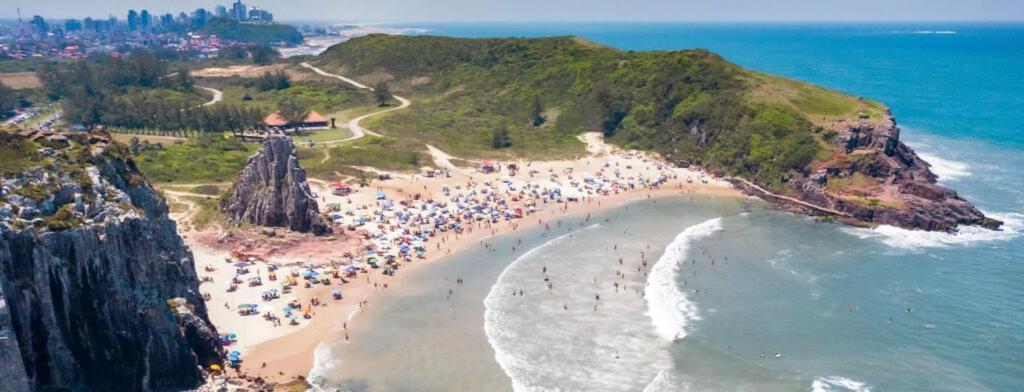 הוילה Casa De 2 Quartos Com 2 Ares-Condicionados Em Torres-Rs - Na Mais Bela Praia Gaucha - Cozinha - Banheiro - Tv Smart 32 E Wi-Fi - Estacionamento - Anfitria Superhost No Bnb מראה חיצוני תמונה